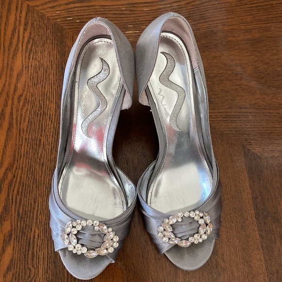 WOMEN’S Nina gray wedges size 8M rhinestones satin - Picture 6 of 11